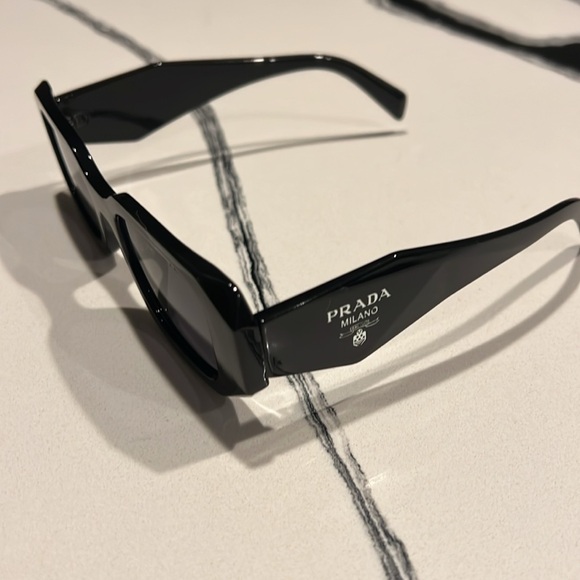 BLACK FRIDAY SALE PRADA 🕶️ - Picture 2 of 4